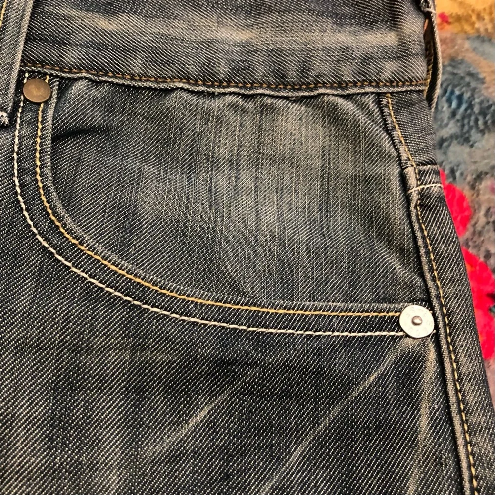 LEVI’S excellent cond and look new. Unusual stitching etc but look very cool!